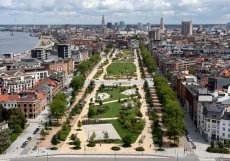 Belgický Zuidpark vznikl na místě bývalých přístavních doků, které se po útlumu provozu změnily v rozsáhlou asfaltovou plochu využívanou především jako parkoviště. Dnes je na jejím místě městský park, který kombinuje zeleň, místa pro sousedský život, biodiverzitu a hospodaření s vodou. Místo, které se v létě přehřívalo a při prudkých deštích nedokázalo vodu vsakovat, tak získalo úplně jinou funkci.