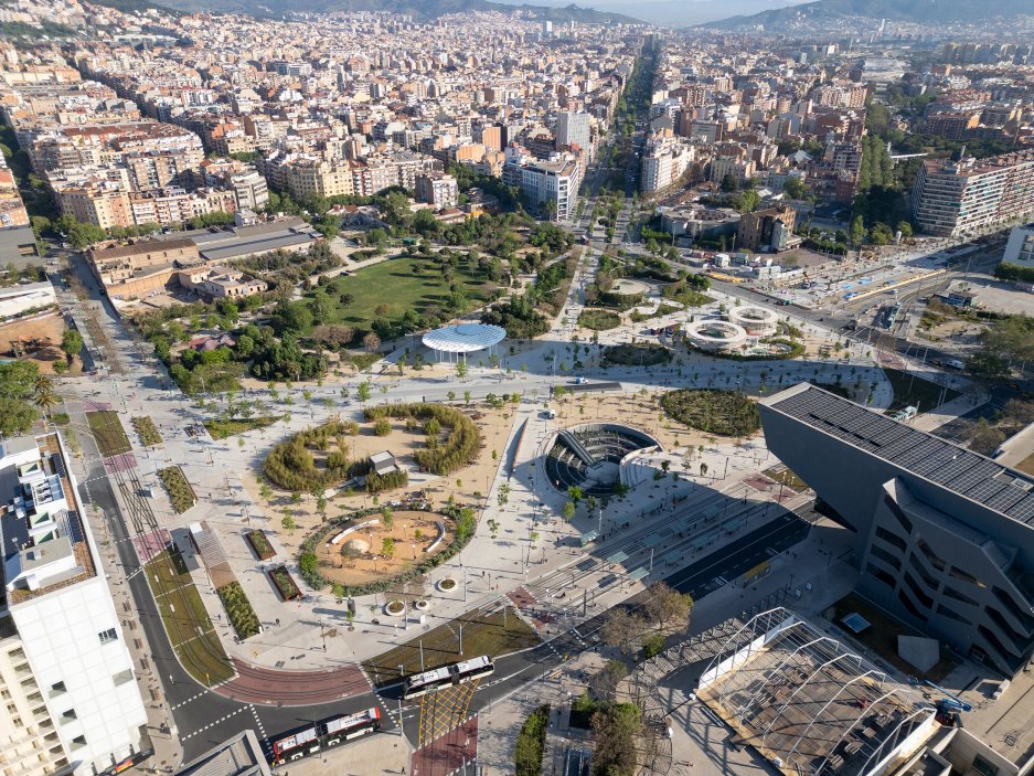 Plaça de les Glòries v Barceloně byla dlouho především velkým dopravním uzlem. Nová podoba místa přesouvá městskou mobilitu do nižší úrovně a povrch dává více přírodě, pěším a každodennímu životu. Vznikl tak hybrid parku a náměstí, který má fungovat také jako klimatické útočiště během horkých dnů. Princip je přitom jednoduchý: doprava z města nemusí zmizet, nemusí ale automaticky zabírat jeho nejcennější povrch.