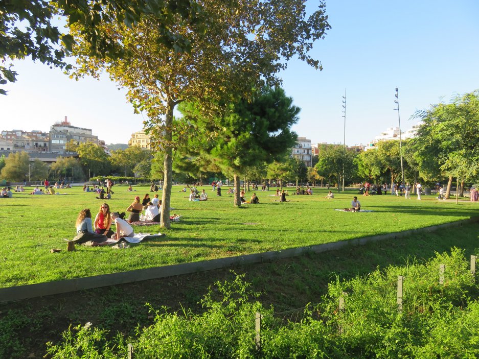 Plaça de les Glòries v Barceloně byla dlouho především velkým dopravním uzlem. Nová podoba místa přesouvá městskou mobilitu do nižší úrovně a povrch dává více přírodě, pěším a každodennímu životu. Vznikl tak hybrid parku a náměstí, který má fungovat také jako klimatické útočiště během horkých dnů. Princip je přitom jednoduchý: doprava z města nemusí zmizet, nemusí ale automaticky zabírat jeho nejcennější povrch.