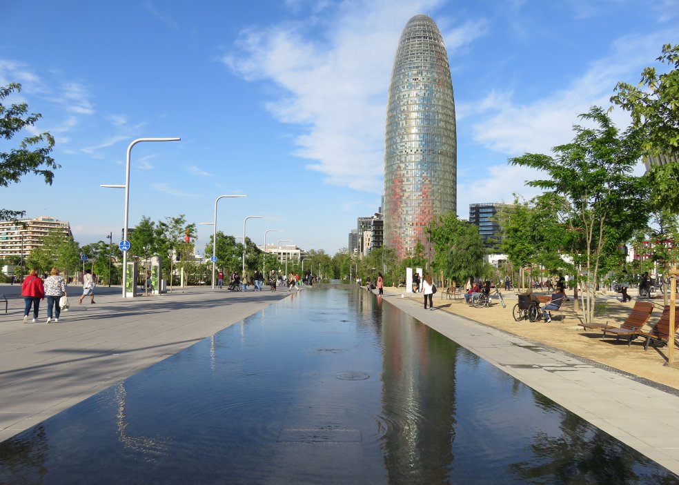 Plaça de les Glòries v Barceloně byla dlouho především velkým dopravním uzlem. Nová podoba místa přesouvá městskou mobilitu do nižší úrovně a povrch dává více přírodě, pěším a každodennímu životu. Vznikl tak hybrid parku a náměstí, který má fungovat také jako klimatické útočiště během horkých dnů. Princip je přitom jednoduchý: doprava z města nemusí zmizet, nemusí ale automaticky zabírat jeho nejcennější povrch.