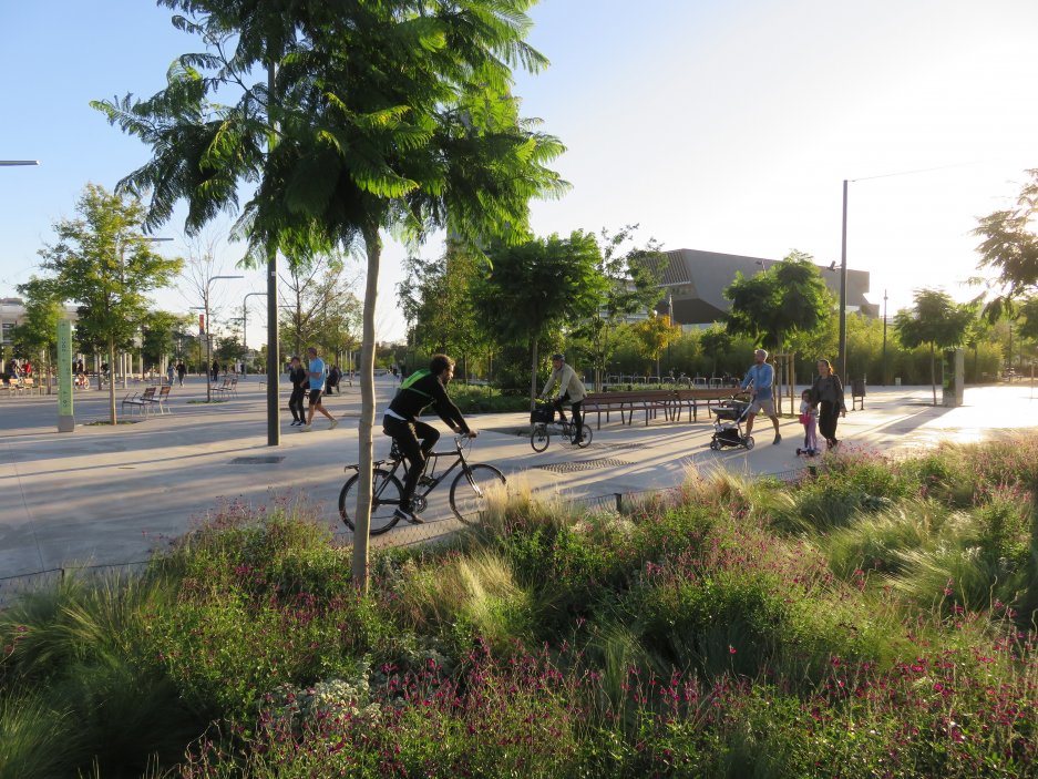 Plaça de les Glòries v Barceloně byla dlouho především velkým dopravním uzlem. Nová podoba místa přesouvá městskou mobilitu do nižší úrovně a povrch dává více přírodě, pěším a každodennímu životu. Vznikl tak hybrid parku a náměstí, který má fungovat také jako klimatické útočiště během horkých dnů. Princip je přitom jednoduchý: doprava z města nemusí zmizet, nemusí ale automaticky zabírat jeho nejcennější povrch.