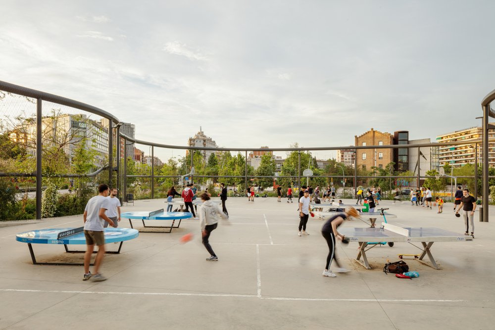 Plaça de les Glòries v Barceloně byla dlouho především velkým dopravním uzlem. Nová podoba místa přesouvá městskou mobilitu do nižší úrovně a povrch dává více přírodě, pěším a každodennímu životu. Vznikl tak hybrid parku a náměstí, který má fungovat také jako klimatické útočiště během horkých dnů. Princip je přitom jednoduchý: doprava z města nemusí zmizet, nemusí ale automaticky zabírat jeho nejcennější povrch.