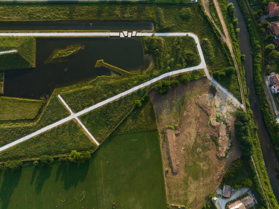 V italské Vicenze zase vznikl Peace Park na místě bývalého letiště. Území o rozloze 65 hektarů dnes pracuje s přírodě blízkým hospodařením s vodou, obnovou biodiverzity a vytvářením nových míst pro rekreaci a společenský život. Technická plocha, která byla od města dlouho oddělená, tak získala úplně novou veřejnou a ekologickou funkci.