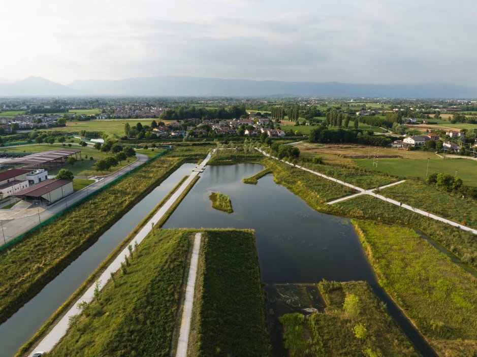 V italské Vicenze zase vznikl Peace Park na místě bývalého letiště. Území o rozloze 65 hektarů dnes pracuje s přírodě blízkým hospodařením s vodou, obnovou biodiverzity a vytvářením nových míst pro rekreaci a společenský život. Technická plocha, která byla od města dlouho oddělená, tak získala úplně novou veřejnou a ekologickou funkci.