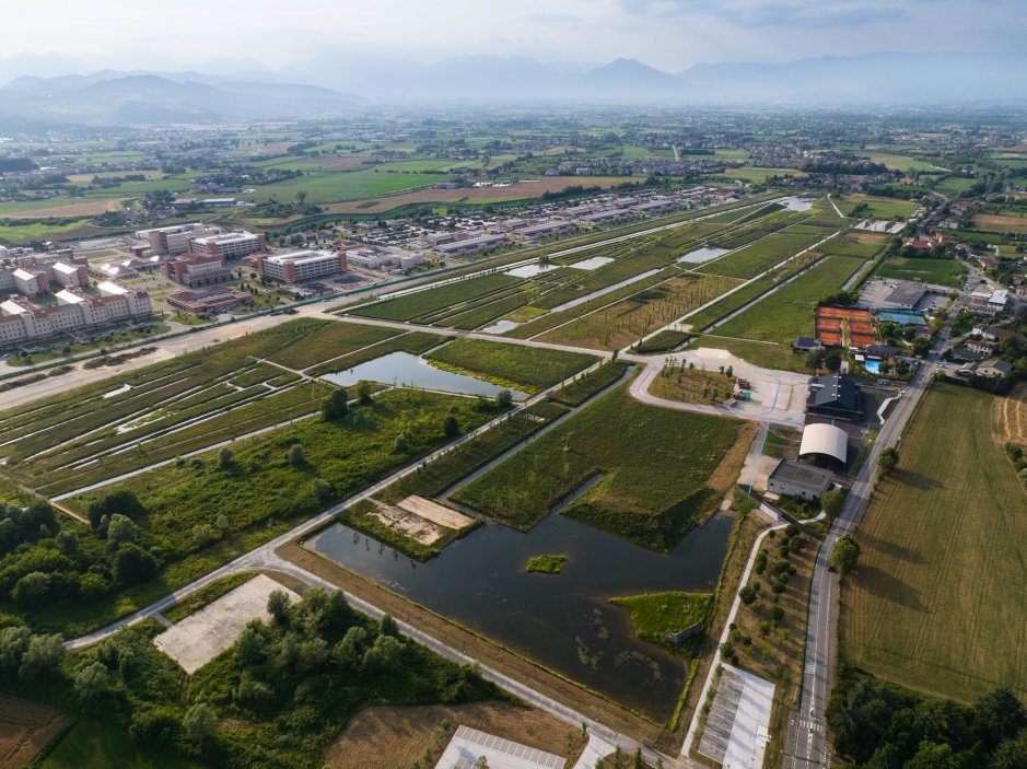 V italské Vicenze zase vznikl Peace Park na místě bývalého letiště. Území o rozloze 65 hektarů dnes pracuje s přírodě blízkým hospodařením s vodou, obnovou biodiverzity a vytvářením nových míst pro rekreaci a společenský život. Technická plocha, která byla od města dlouho oddělená, tak získala úplně novou veřejnou a ekologickou funkci.