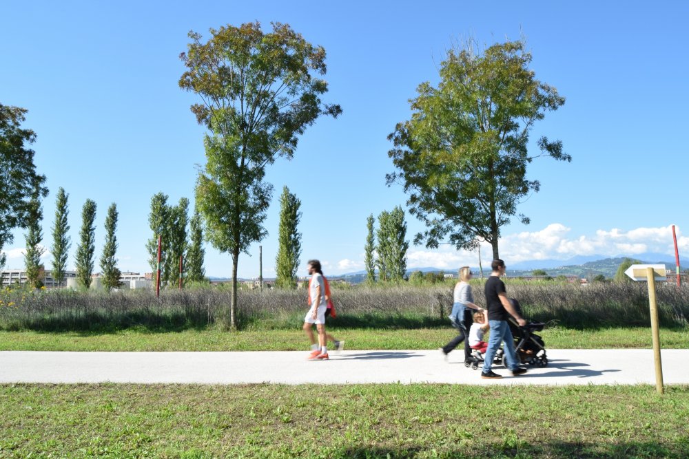 V italské Vicenze zase vznikl Peace Park na místě bývalého letiště. Území o rozloze 65 hektarů dnes pracuje s přírodě blízkým hospodařením s vodou, obnovou biodiverzity a vytvářením nových míst pro rekreaci a společenský život. Technická plocha, která byla od města dlouho oddělená, tak získala úplně novou veřejnou a ekologickou funkci.