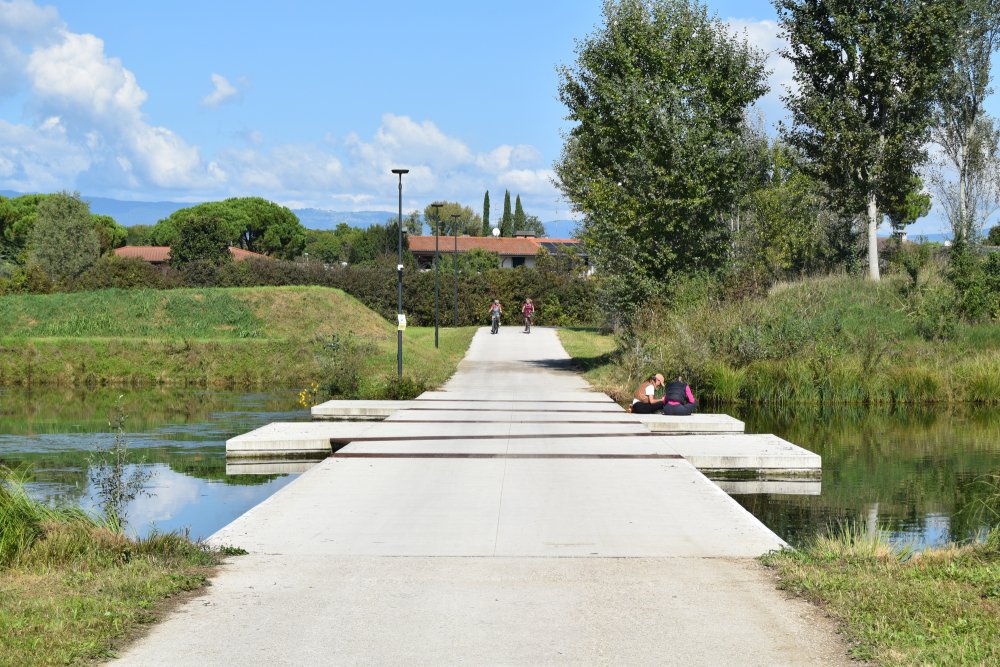 V italské Vicenze zase vznikl Peace Park na místě bývalého letiště. Území o rozloze 65 hektarů dnes pracuje s přírodě blízkým hospodařením s vodou, obnovou biodiverzity a vytvářením nových míst pro rekreaci a společenský život. Technická plocha, která byla od města dlouho oddělená, tak získala úplně novou veřejnou a ekologickou funkci.