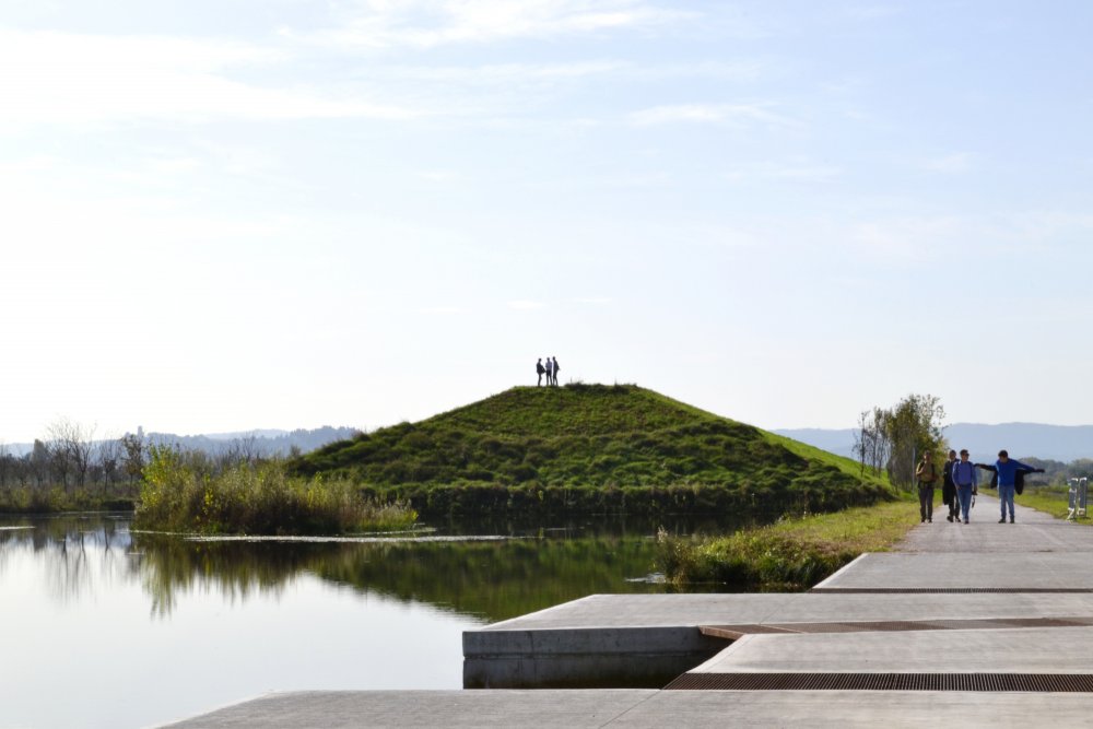 V italské Vicenze zase vznikl Peace Park na místě bývalého letiště. Území o rozloze 65 hektarů dnes pracuje s přírodě blízkým hospodařením s vodou, obnovou biodiverzity a vytvářením nových míst pro rekreaci a společenský život. Technická plocha, která byla od města dlouho oddělená, tak získala úplně novou veřejnou a ekologickou funkci.