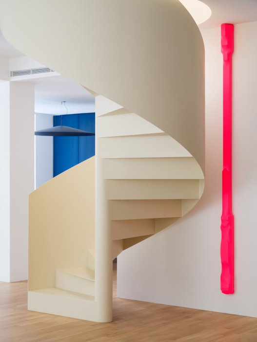 Mezonet v pražském Břevnově prošel radikální proměnou. Architekti otevřeli původně tmavou dispozici světlu, přidali střešní zahradu, subtilní točité schodiště, výrazné modré boxy a prostor pro současné umění. Výsledkem je byt, který působí spíš jako rodinný dům.