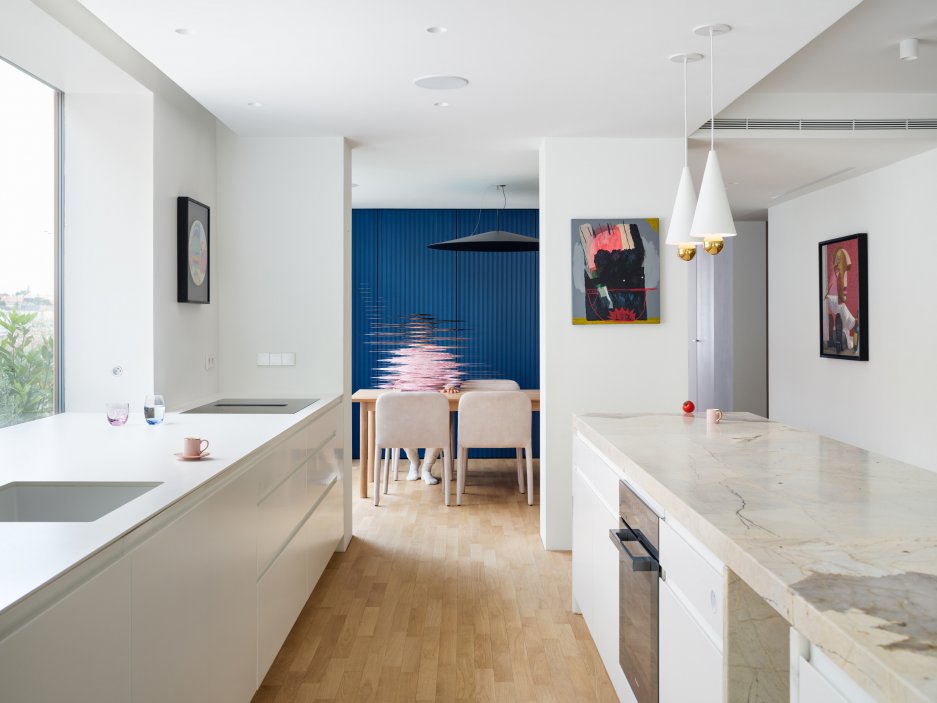 Mezonet v pražském Břevnově prošel radikální proměnou. Architekti otevřeli původně tmavou dispozici světlu, přidali střešní zahradu, subtilní točité schodiště, výrazné modré boxy a prostor pro současné umění. Výsledkem je byt, který působí spíš jako rodinný dům.