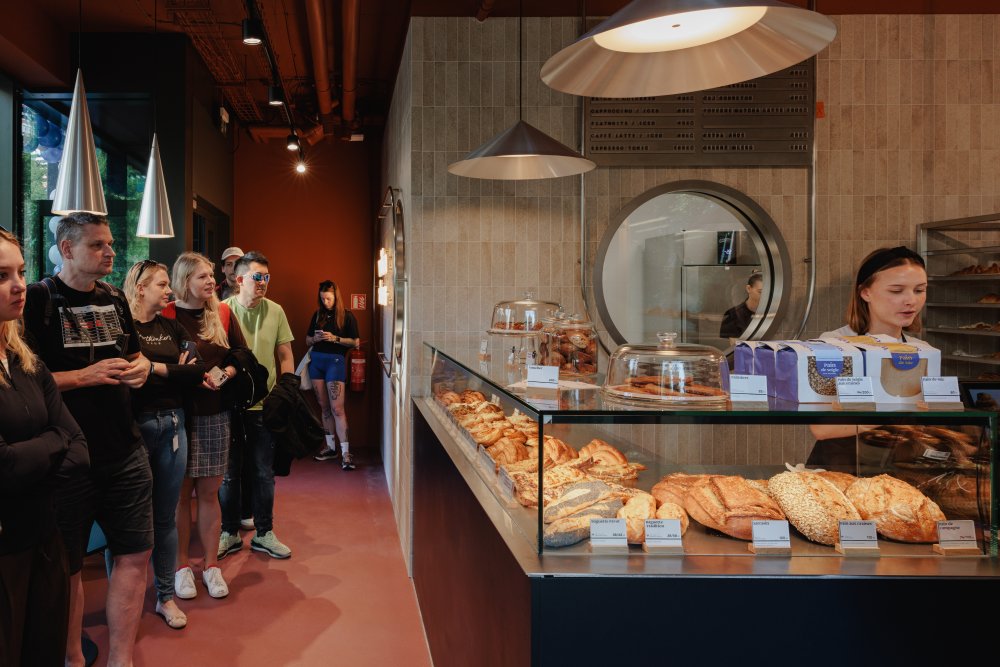 Prodejna pekárenské sítě William Thomas Artisan Bakery v Brně na Botanické ulici.