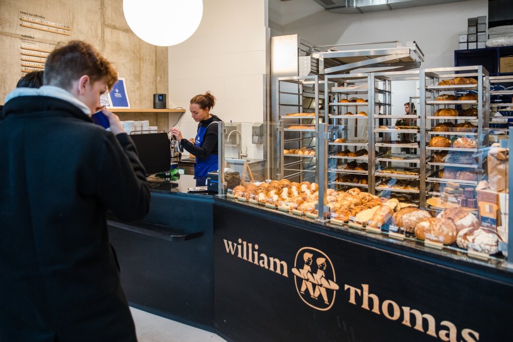 Prodejna pekárenské sítě William Thomas Artisan Bakery na pražské Klamovce.