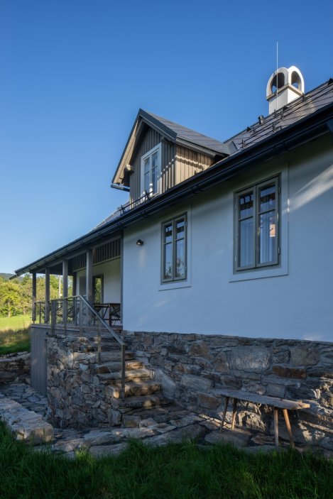 Stará krkonošská roubenka v Rokytnici nad Jizerou prošla citlivou rekonstrukcí, která zachovala maximum původních prvků a zároveň ji přizpůsobila současnému bydlení. Uvnitř vznikly tři apartmány, sauna a nové zázemí, dům si ale ponechal své nepravidelnosti, původní kámen i charakter horské chalupy. Za proměnou stojí architektka Barbora Šlechta Vlčková a studio BARAAK Architects.