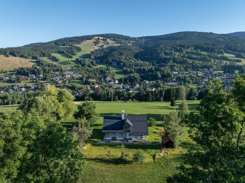 Stará krkonošská roubenka v Rokytnici nad Jizerou prošla citlivou rekonstrukcí, která zachovala maximum původních prvků a zároveň ji přizpůsobila současnému bydlení. Uvnitř vznikly tři apartmány, sauna a nové zázemí, dům si ale ponechal své nepravidelnosti, původní kámen i charakter horské chalupy. Za proměnou stojí architektka Barbora Šlechta Vlčková a studio BARAAK Architects.