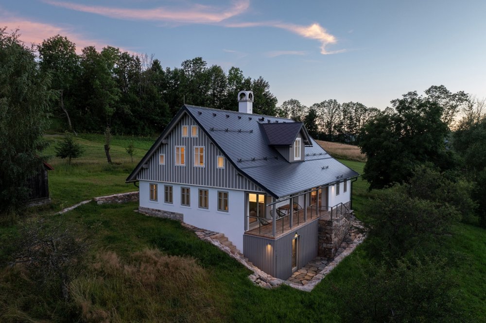 Stará krkonošská roubenka v Rokytnici nad Jizerou prošla citlivou rekonstrukcí, která zachovala maximum původních prvků a zároveň ji přizpůsobila současnému bydlení. Uvnitř vznikly tři apartmány, sauna a nové zázemí, dům si ale ponechal své nepravidelnosti, původní kámen i charakter horské chalupy. Za proměnou stojí architektka Barbora Šlechta Vlčková a studio BARAAK Architects.