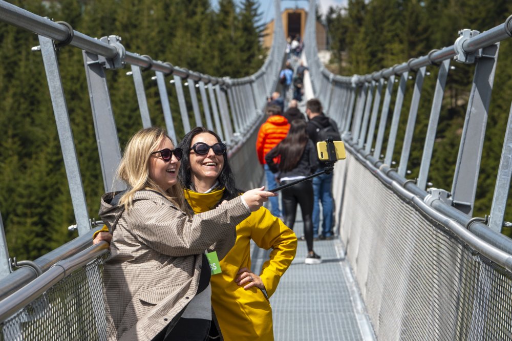  Visutý most Sky Bridge ve výšce 95 metrů překonává údolí Mlýnského potoka z horského hřebene Slamník na hřeben Chlum.