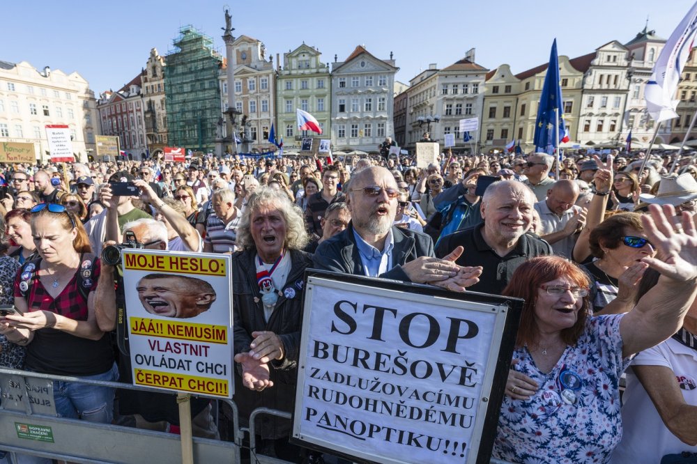 Milion chvilek v Praze demonstruje za účast ve volbách a proti volbě populistů