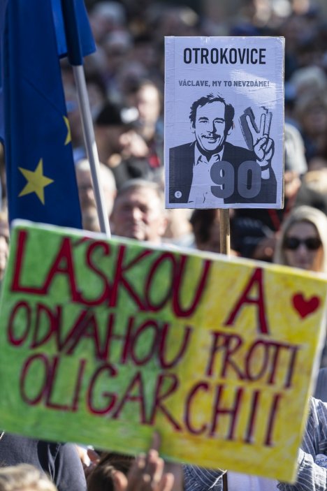 Milion chvilek v Praze demonstruje za účast ve volbách a proti volbě populistů