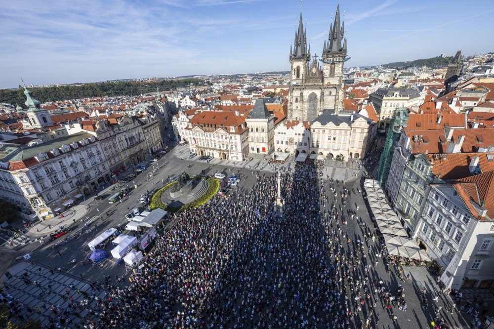 Milion chvilek v Praze demonstruje za účast ve volbách a proti volbě populistů