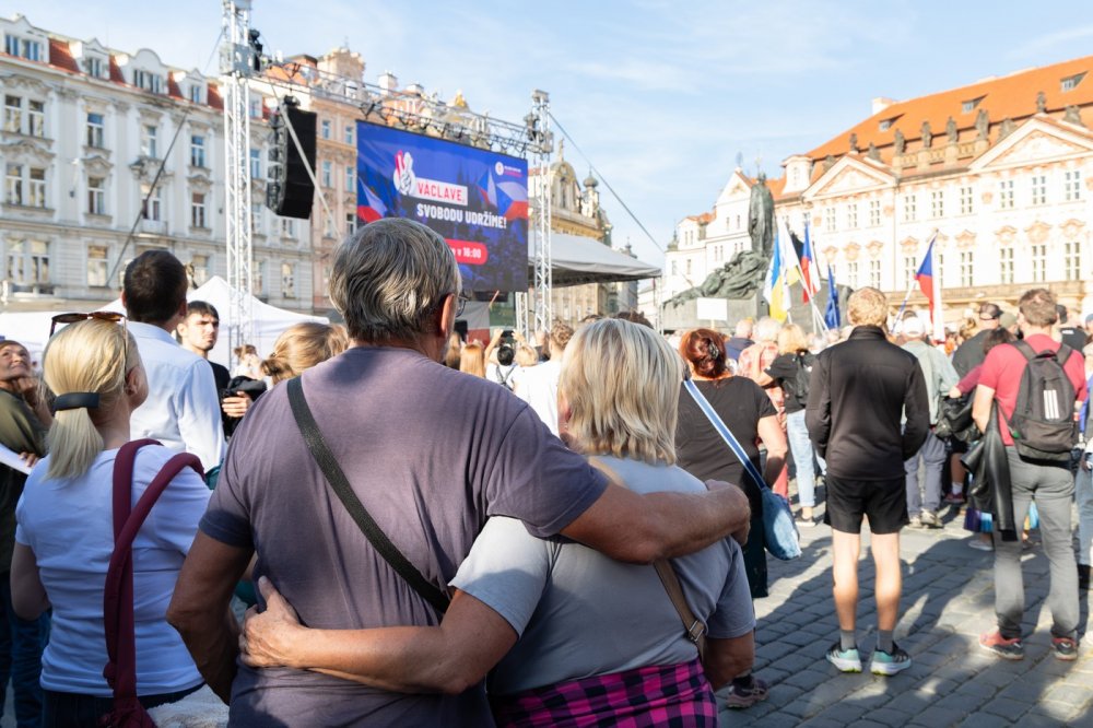 Milion chvilek v Praze demonstruje za účast ve volbách a proti volbě populistů