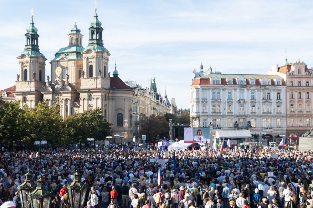 Milion chvilek v Praze demonstruje za účast ve volbách a proti volbě populistů