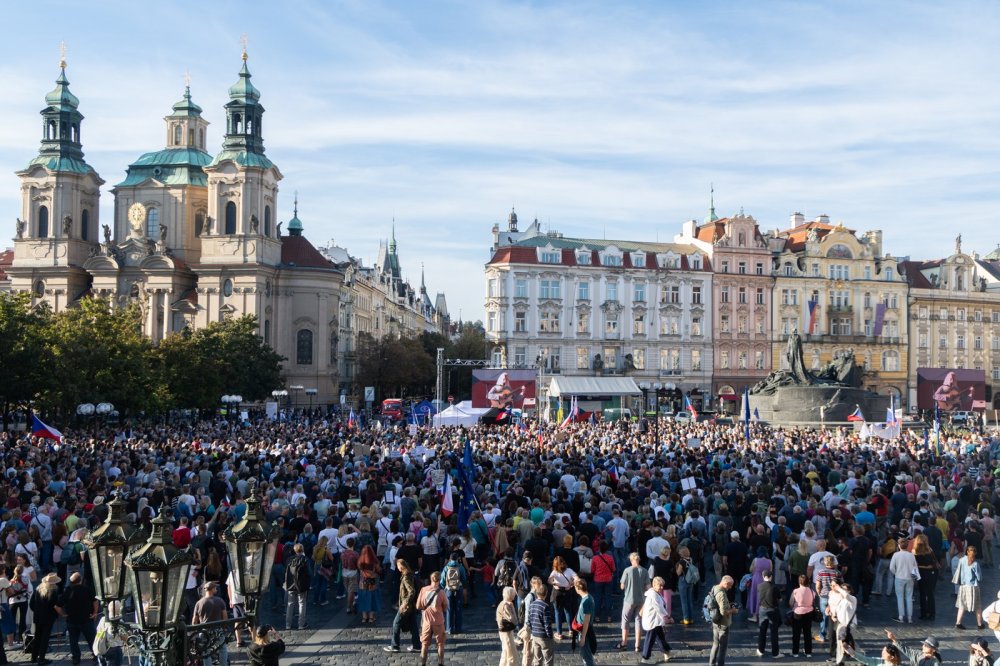 Milion chvilek v Praze demonstruje za účast ve volbách a proti volbě populistů
