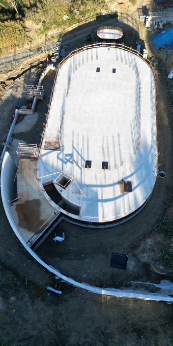 V Neratovicích vzniká kostel Nejsvětější Trojice podle návrhu architekta Zdeňka Fránka. Technologie 3D tisku betonu se využije při stavbě hlavní lodi, věže i fary. Projekt za zhruba 250 milionů korun má být dokončen v roce 2028.