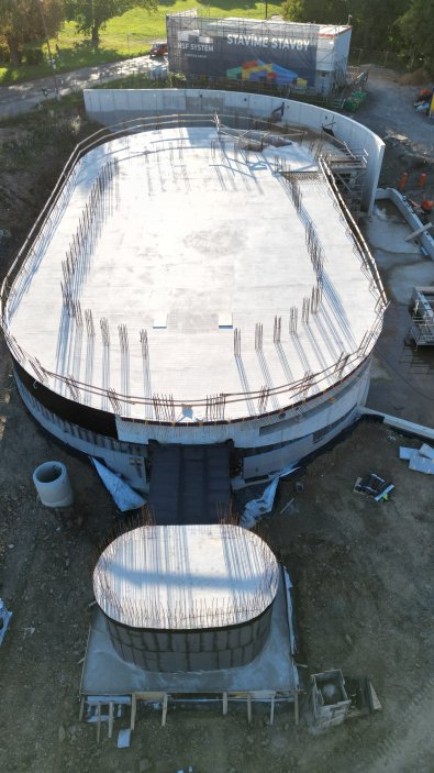 V Neratovicích vzniká kostel Nejsvětější Trojice podle návrhu architekta Zdeňka Fránka. Technologie 3D tisku betonu se využije při stavbě hlavní lodi, věže i fary. Projekt za zhruba 250 milionů korun má být dokončen v roce 2028.