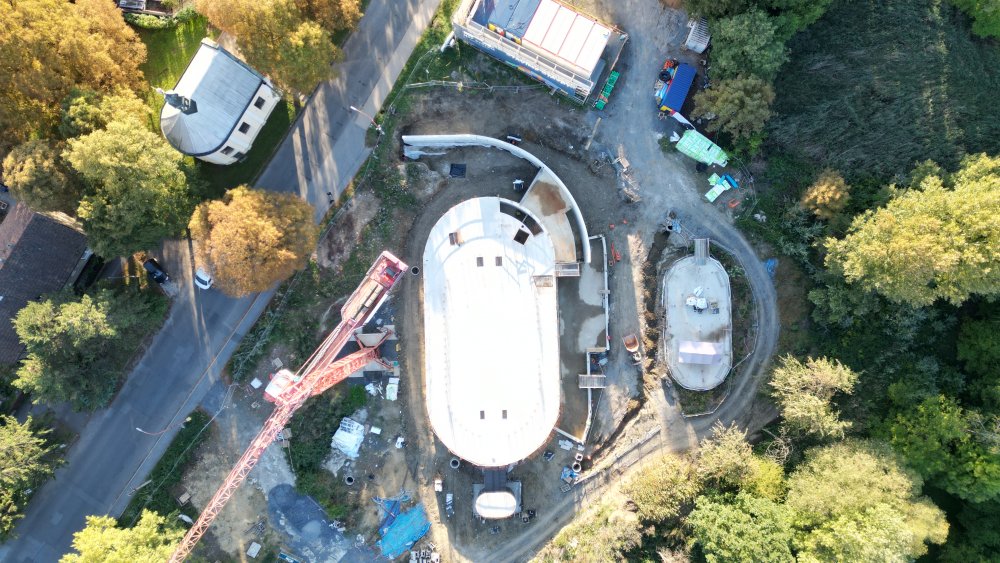 V Neratovicích vzniká kostel Nejsvětější Trojice podle návrhu architekta Zdeňka Fránka. Technologie 3D tisku betonu se využije při stavbě hlavní lodi, věže i fary. Projekt za zhruba 250 milionů korun má být dokončen v roce 2028.