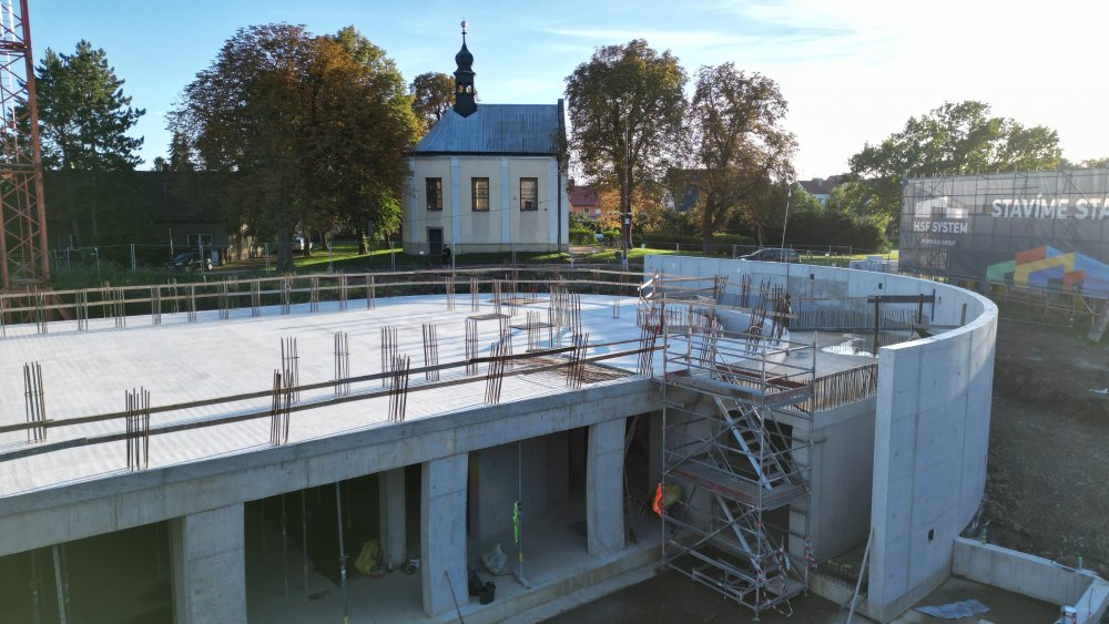 V Neratovicích vzniká kostel Nejsvětější Trojice podle návrhu architekta Zdeňka Fránka. Technologie 3D tisku betonu se využije při stavbě hlavní lodi, věže i fary. Projekt za zhruba 250 milionů korun má být dokončen v roce 2028.