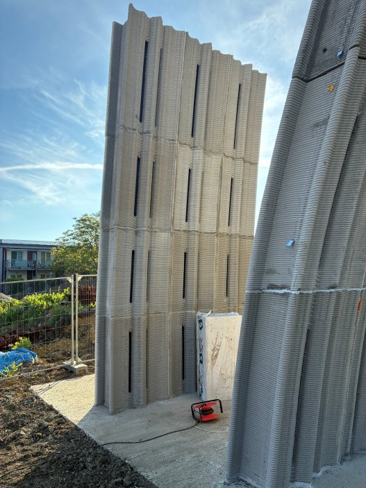 V Neratovicích vzniká kostel Nejsvětější Trojice podle návrhu architekta Zdeňka Fránka. Technologie 3D tisku betonu se využije při stavbě hlavní lodi, věže i fary. Projekt za zhruba 250 milionů korun má být dokončen v roce 2028.