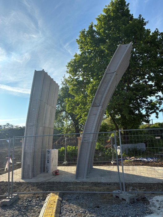 V Neratovicích vzniká kostel Nejsvětější Trojice podle návrhu architekta Zdeňka Fránka. Technologie 3D tisku betonu se využije při stavbě hlavní lodi, věže i fary. Projekt za zhruba 250 milionů korun má být dokončen v roce 2028.