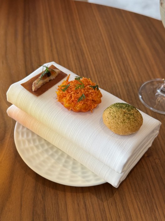 Degustace začíná trojicí drobných soust, na kterých šéfkuchař Jambor hned od začátku ukazuje svou zálibu v nečekaných kombinacích chutí.