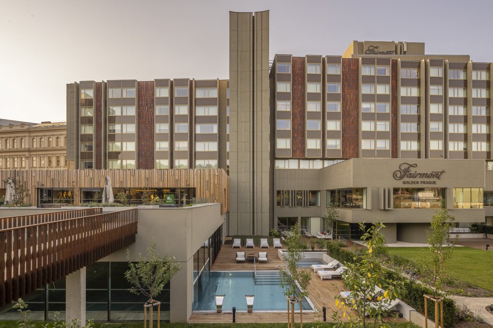 Někdejší InterContinental, dnešní Fairmont Golden Prague. Právě na jeho střeše sídlí legendární Zlatá Praha.