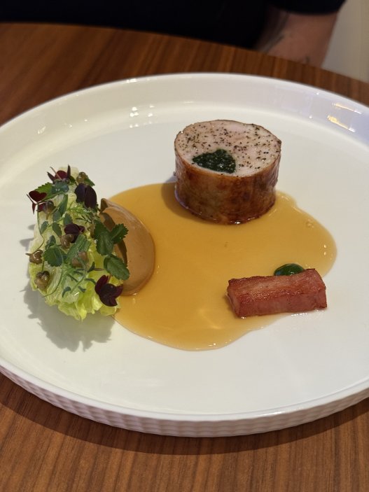 Pomyslný vrchol letního menu: králičí roláda s králičí slaninou, liškami a majoránkou.