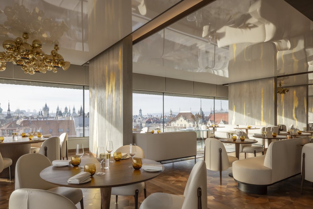Restaurace Zlatá Praha navazuje na stejnojmenný legendární podnik někdejšího hotelu InterContinental, který se otevřel v roce 1974.