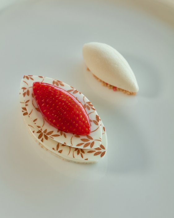 Sladkou tečku za letním menu udělal vřesový med, jahody, bílá čokoláda a ledový kozí sýr.
