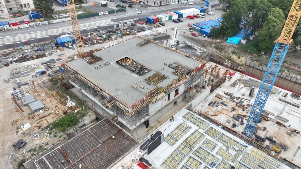 Místo obvyklé soustavy sloupů podpírají nadzemní část budovy tři mohutná železobetonová jádra umístěná mimo střed půdorysu