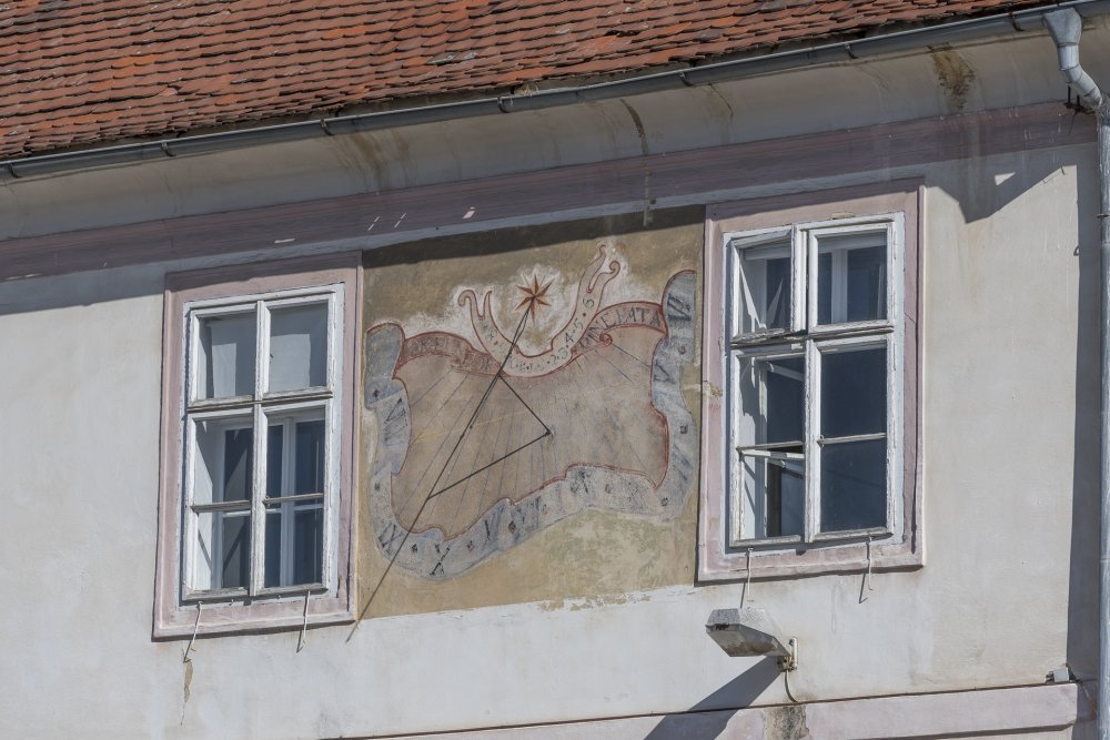 V areálu středověkého dvora samozřejmě nechybí sluneční hodiny.