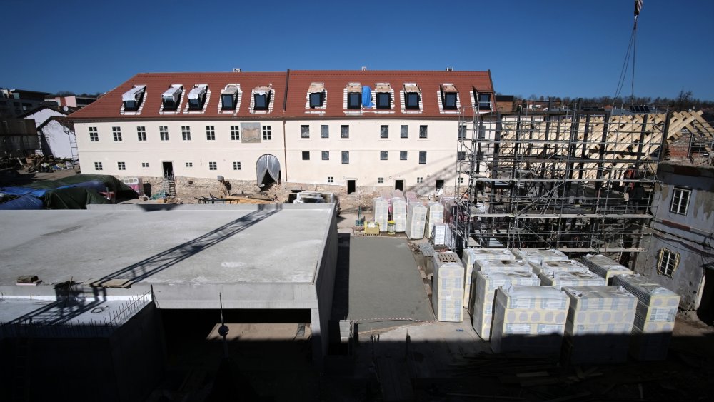 Stavební práce probíhají, dokončena byla hrubá stavba.