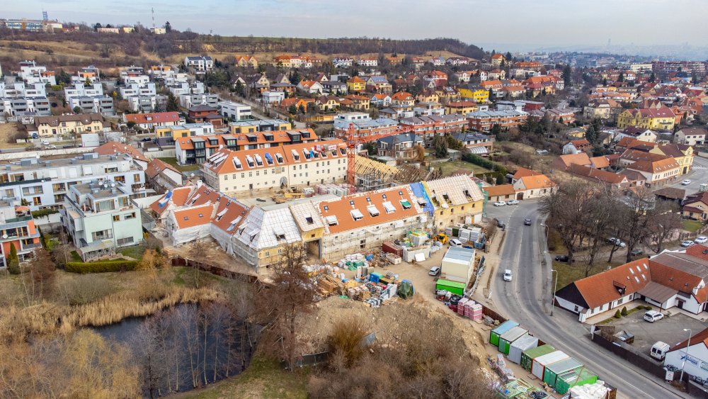 Jinonický zámeček se nachází v klidné části Prahy 5, v blízkosti přírodního parku Košíře – Motol a Prokopského údolí. Zároveň se ale tato dosud zanedbaná oblast nachází jen 10 minut autem od Anděla.