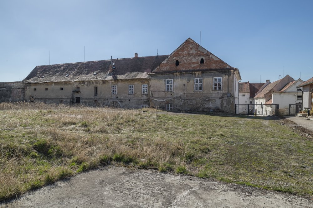  Za jeho následnou přestavbou s klasicistními úpravami na začátku 19. století stojí rod Schwarzenbergů.