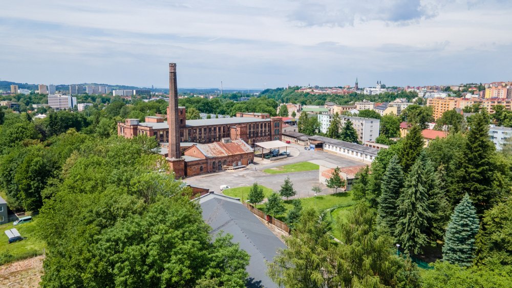Bývalá textilní přádelna bratří Neumannů ve Frýdku-Místku dostala nový život jako Nová Osmička. Industriální areál dnes nabízí kulturu, sport, gastronomii i prostor pro setkávání a během první sezony hostil více než 300 akcí. Proměna brownfieldu teď získala ocenění Nejlepší komunální projekt České republiky roku 2026 v kategorii Utváření veřejného prostoru.