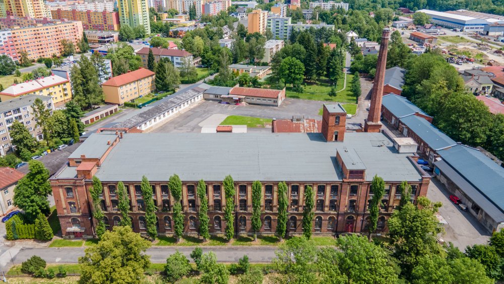 Bývalá textilní přádelna bratří Neumannů ve Frýdku-Místku dostala nový život jako Nová Osmička. Industriální areál dnes nabízí kulturu, sport, gastronomii i prostor pro setkávání a během první sezony hostil více než 300 akcí. Proměna brownfieldu teď získala ocenění Nejlepší komunální projekt České republiky roku 2026 v kategorii Utváření veřejného prostoru.