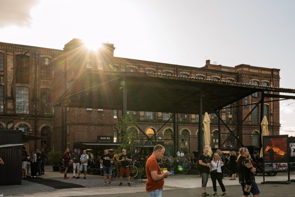 Bývalá textilní přádelna bratří Neumannů ve Frýdku-Místku dostala nový život jako Nová Osmička. Industriální areál dnes nabízí kulturu, sport, gastronomii i prostor pro setkávání a během první sezony hostil více než 300 akcí. Proměna brownfieldu teď získala ocenění Nejlepší komunální projekt České republiky roku 2026 v kategorii Utváření veřejného prostoru.