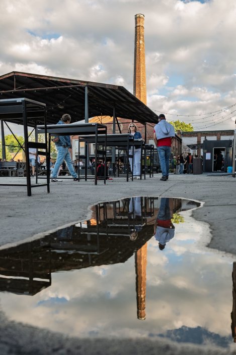 Bývalá textilní přádelna bratří Neumannů ve Frýdku-Místku dostala nový život jako Nová Osmička. Industriální areál dnes nabízí kulturu, sport, gastronomii i prostor pro setkávání a během první sezony hostil více než 300 akcí. Proměna brownfieldu teď získala ocenění Nejlepší komunální projekt České republiky roku 2026 v kategorii Utváření veřejného prostoru.