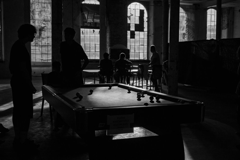 Bývalá textilní přádelna bratří Neumannů ve Frýdku-Místku dostala nový život jako Nová Osmička. Industriální areál dnes nabízí kulturu, sport, gastronomii i prostor pro setkávání a během první sezony hostil více než 300 akcí. Proměna brownfieldu teď získala ocenění Nejlepší komunální projekt České republiky roku 2026 v kategorii Utváření veřejného prostoru.