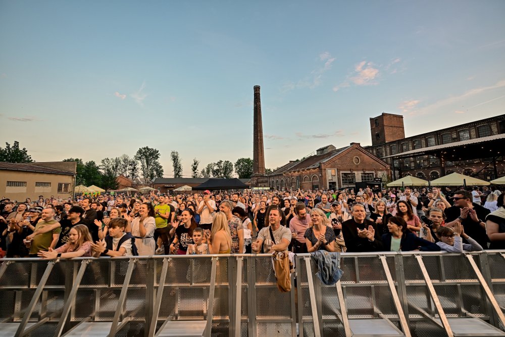 Bývalá textilní přádelna bratří Neumannů ve Frýdku-Místku dostala nový život jako Nová Osmička. Industriální areál dnes nabízí kulturu, sport, gastronomii i prostor pro setkávání a během první sezony hostil více než 300 akcí. Proměna brownfieldu teď získala ocenění Nejlepší komunální projekt České republiky roku 2026 v kategorii Utváření veřejného prostoru.