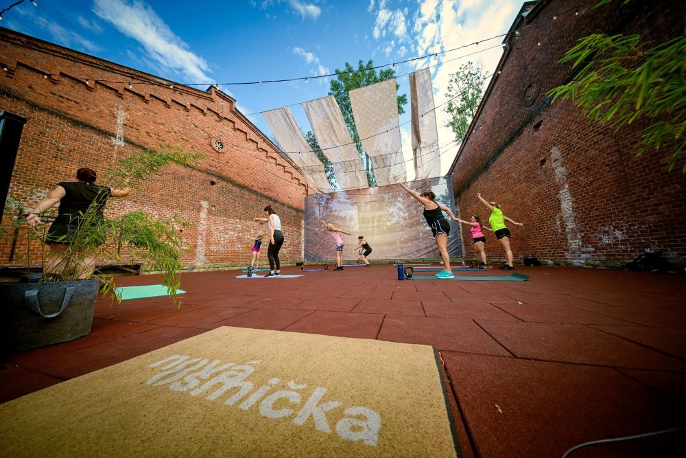 Bývalá textilní přádelna bratří Neumannů ve Frýdku-Místku dostala nový život jako Nová Osmička. Industriální areál dnes nabízí kulturu, sport, gastronomii i prostor pro setkávání a během první sezony hostil více než 300 akcí. Proměna brownfieldu teď získala ocenění Nejlepší komunální projekt České republiky roku 2026 v kategorii Utváření veřejného prostoru.