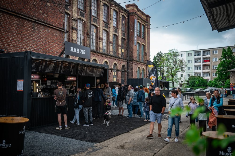 Bývalá textilní přádelna bratří Neumannů ve Frýdku-Místku dostala nový život jako Nová Osmička. Industriální areál dnes nabízí kulturu, sport, gastronomii i prostor pro setkávání a během první sezony hostil více než 300 akcí. Proměna brownfieldu teď získala ocenění Nejlepší komunální projekt České republiky roku 2026 v kategorii Utváření veřejného prostoru.